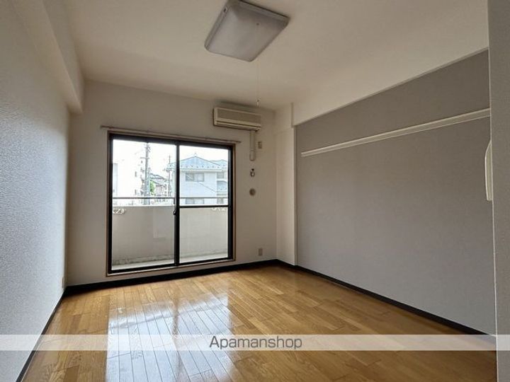 ヴィラ森林公園305の居間