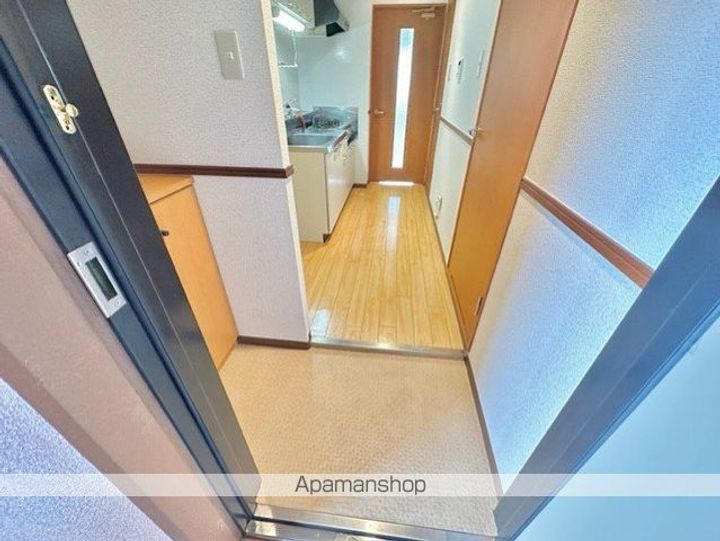 滋賀県蒲生郡日野町大字内池の賃貸マンションの玄関