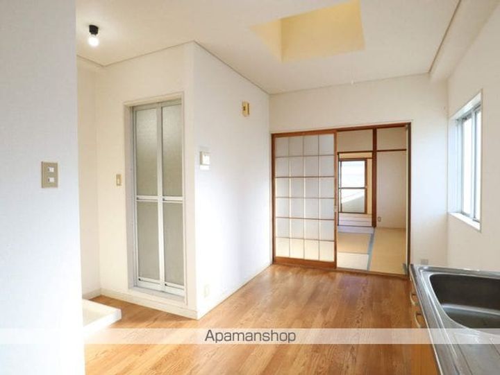 ロワール石川橋302の居間