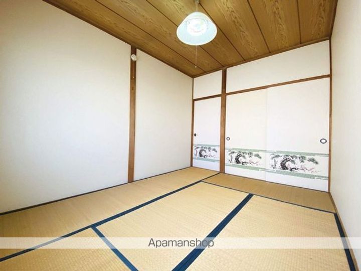 ファミール高野 1号館2F右の内装