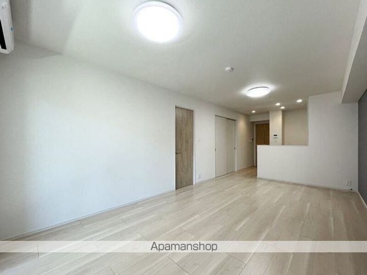 東京都杉並区宮前4丁目の賃貸マンションの居間