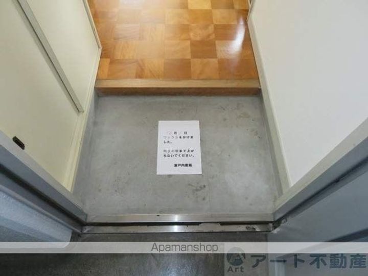 ニュー三番町ハイツの玄関