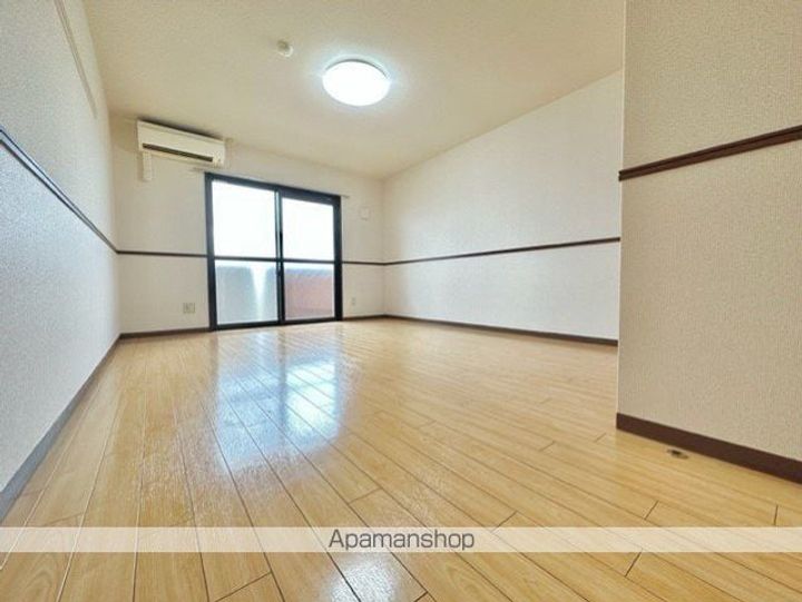 滋賀県蒲生郡日野町大字内池の賃貸マンションの居間