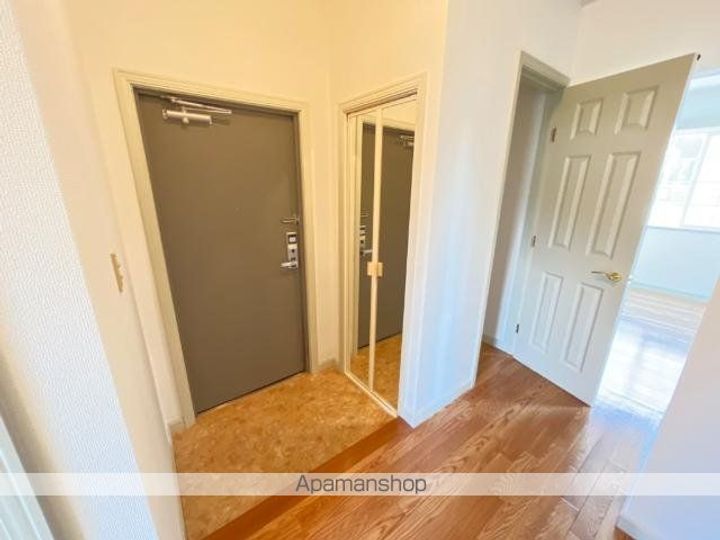 レジデンスKⅠの玄関