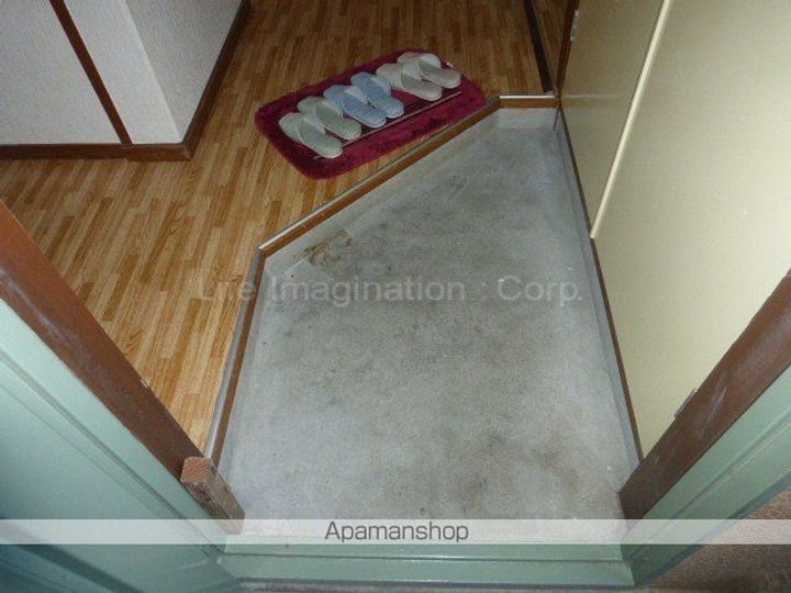 滋賀県甲賀市水口町梅が丘の賃貸マンションの玄関