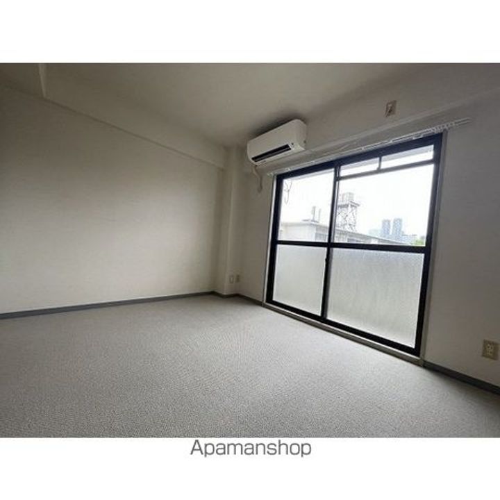 東京都渋谷区本町1丁目の賃貸マンションの居間