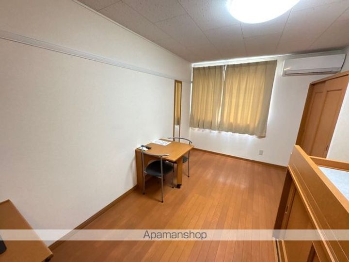 レオパレスラポールの居間