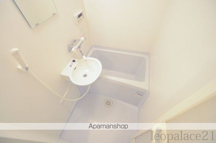 レオパレスフローラ湯築104の風呂