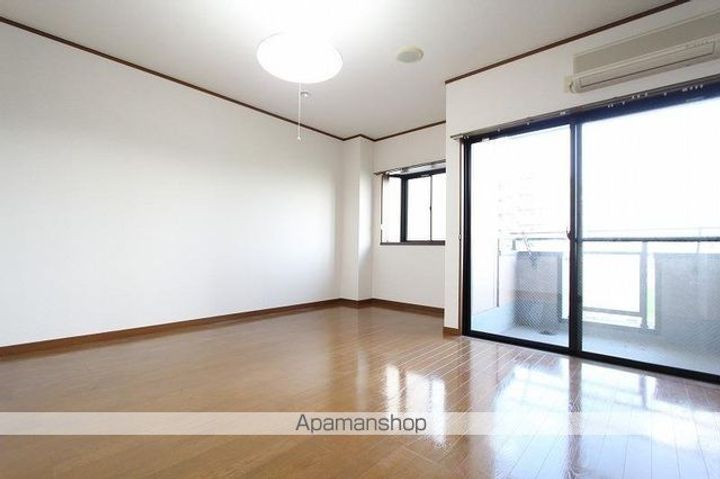 香川県高松市太田上町の賃貸アパート201の居間