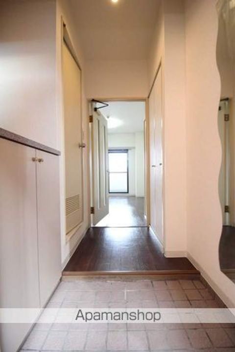 岡山県岡山市北区弓之町の賃貸マンションの玄関