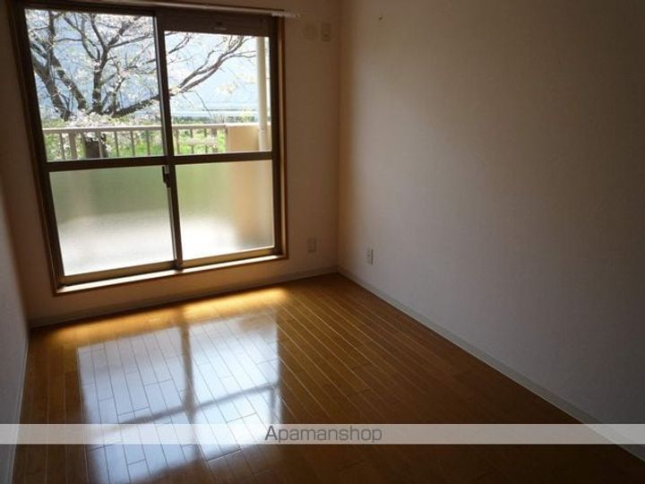 滋賀県栗東市手原2丁目の賃貸マンションの居間