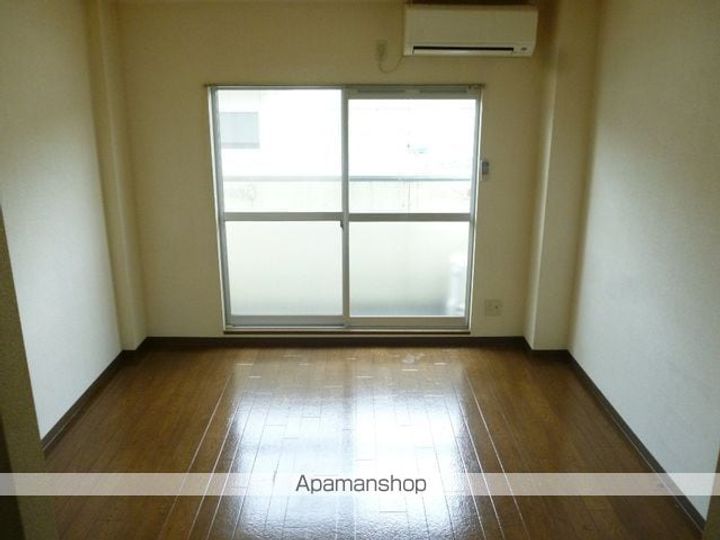 グランシャトー吉原南棟303の居間