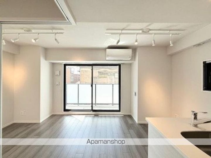 東京都新宿区四谷三栄町の賃貸マンションの居間