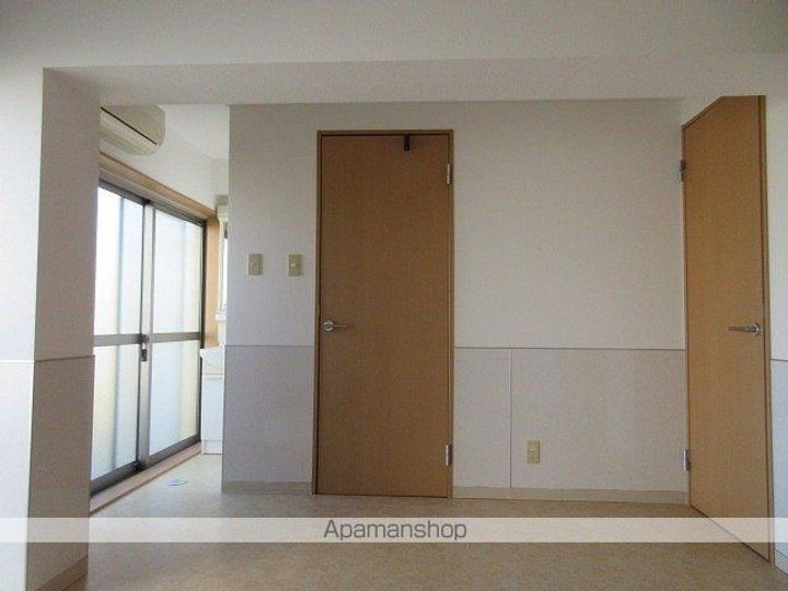 春日ビルの居間