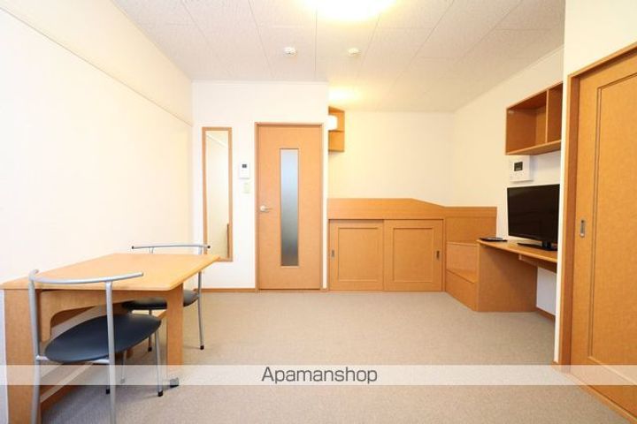 レオパレスめぞん恵智川204の居間