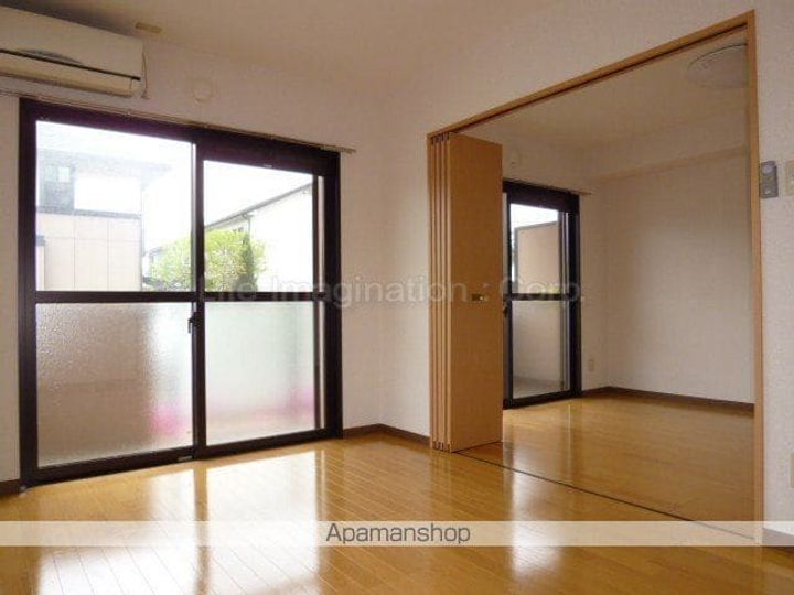 滋賀県蒲生郡日野町中道1丁目の賃貸マンションの居間