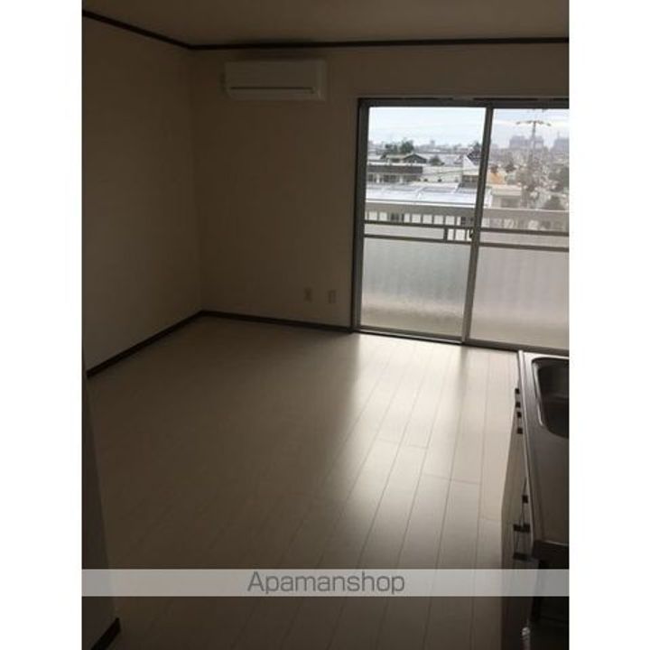 西荘ビルの居間