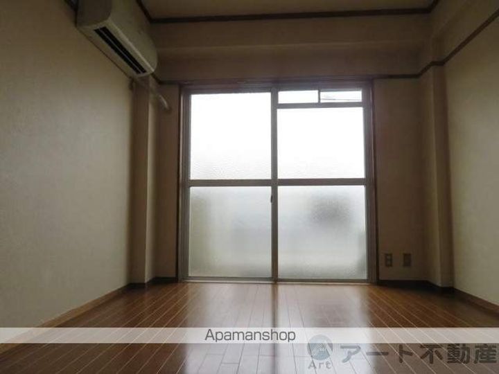 土居ビルの居間