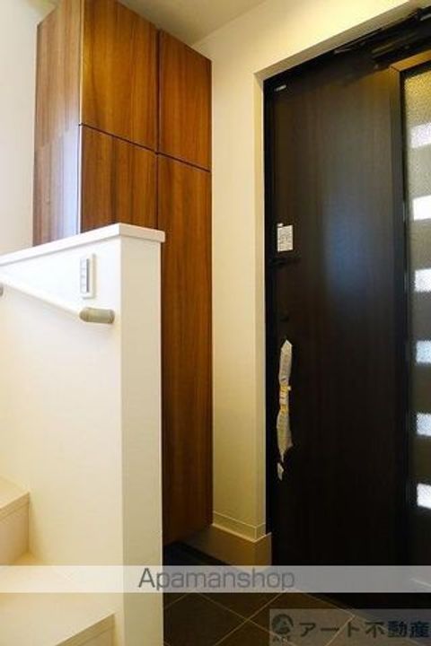 愛媛県東温市志津川の賃貸アパートの玄関