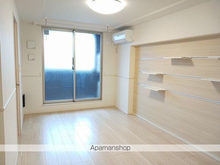 大阪府堺市北区南長尾町1丁の賃貸マンションの居間