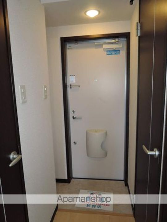 シャインコート205の玄関