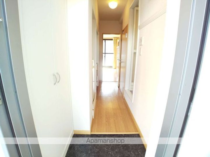 大阪府堺市堺区三宝町6丁の賃貸マンションの玄関