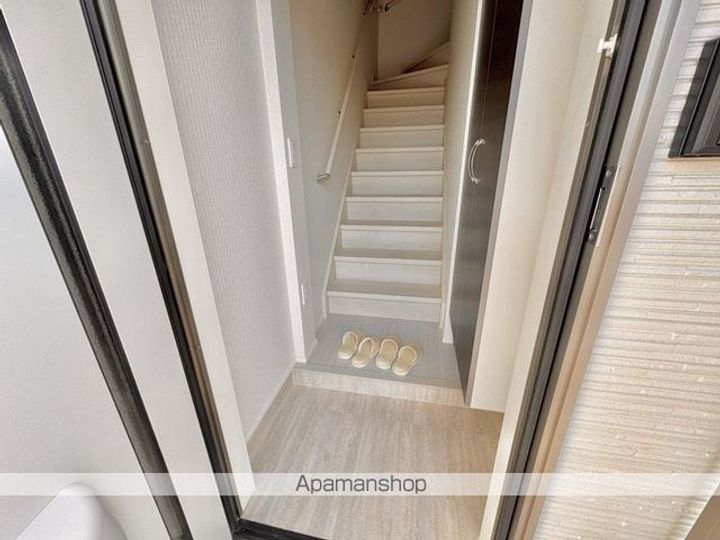 滋賀県東近江市小脇町の賃貸アパートの玄関