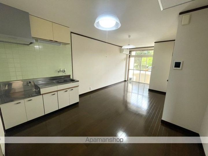 アドホックメゾンの居間