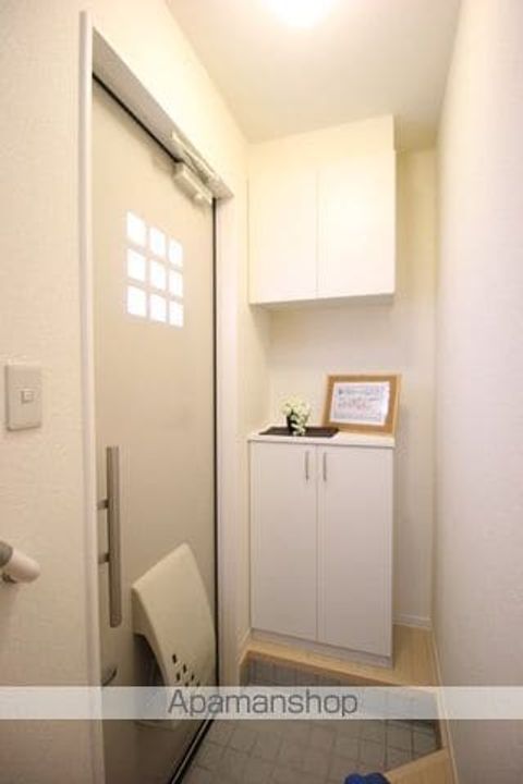 岡山県岡山市北区津島東4丁目の賃貸アパートの玄関