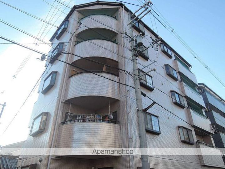 メゾンドルナの外観