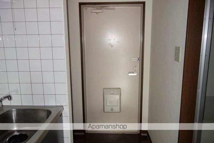 浜四拾五番館306の玄関