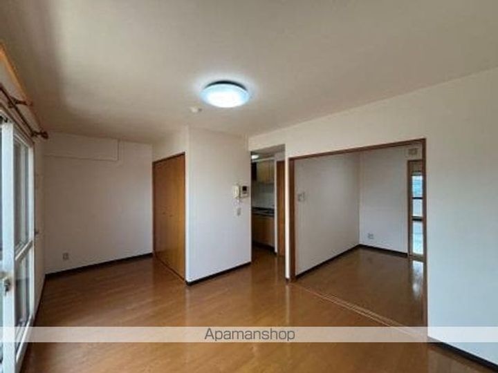 レジュイール東中通の居間