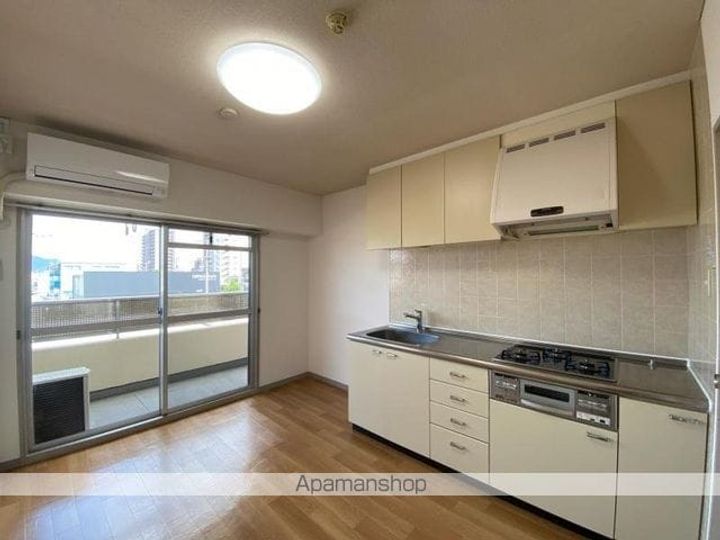 香川県高松市今里町2丁目の賃貸マンションの居間