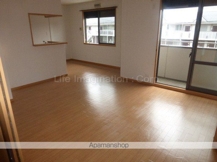 滋賀県甲賀市水口町東名坂の賃貸アパートの居間