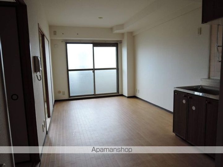 ホワイトウェル108の居間