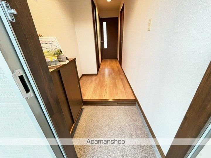 滋賀県高島市城山台1丁目の賃貸アパートの玄関