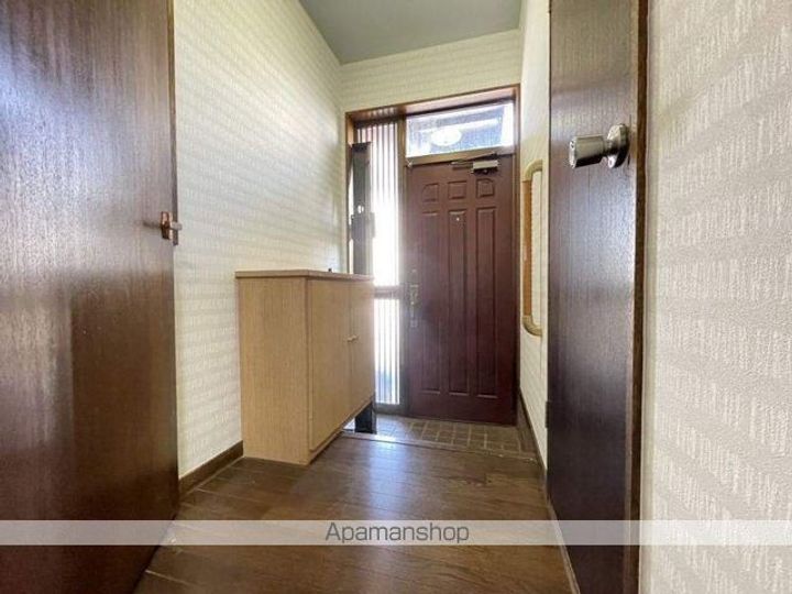 日乃出町10番1棟3戸(ヒノデチョウジュウバンヒトムネサンコ)1-2の玄関