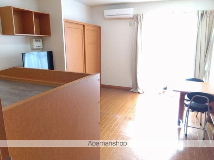 香川県坂出市久米町2丁目の賃貸アパートの居間