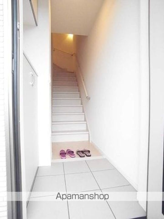 東京都八王子市下恩方町の賃貸アパートの玄関