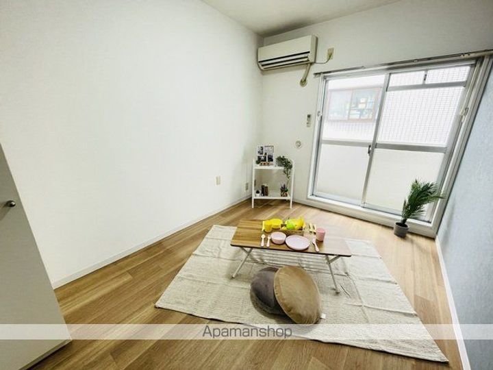 神奈川県横浜市磯子区磯子2丁目の賃貸マンションの居間