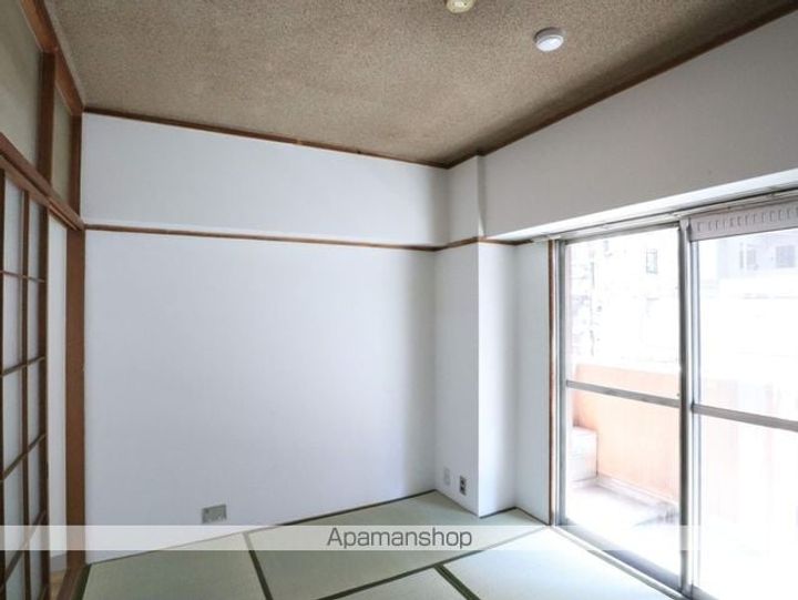 東海伸銅ビル302の居間