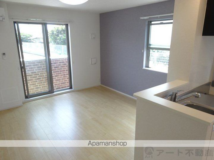 愛媛県伊予市下吾川の賃貸アパート106の居間