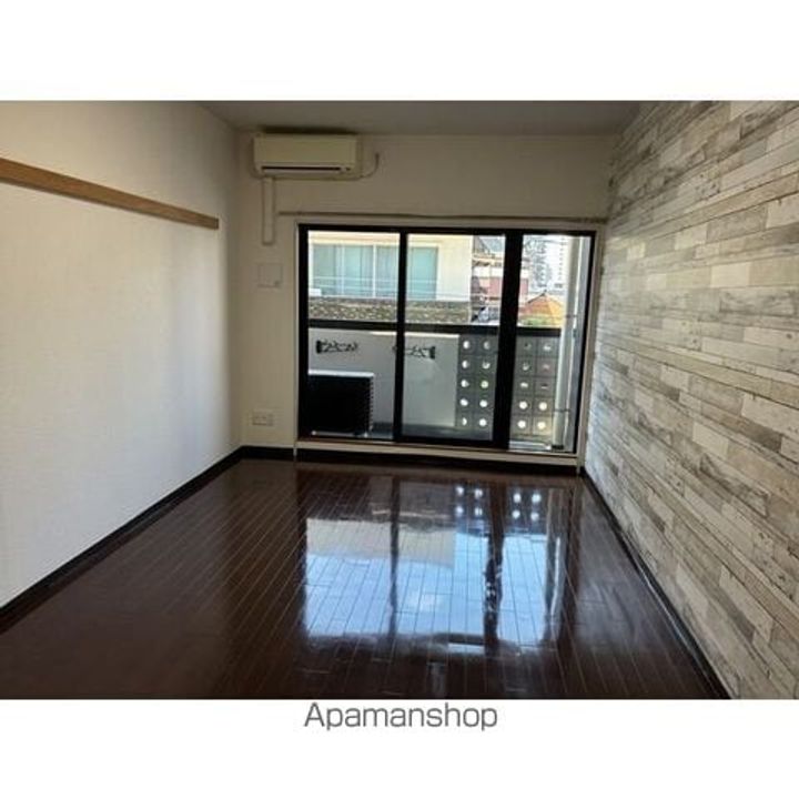 プレシャス代官の居間