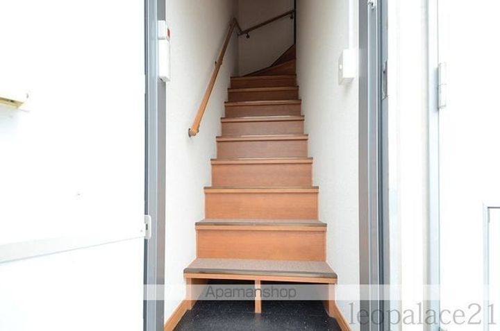 レオパレスシャトレー小石名沢206の玄関