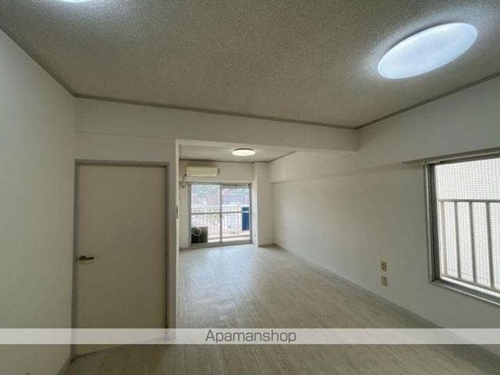 香川県高松市茜町の賃貸マンションの居間