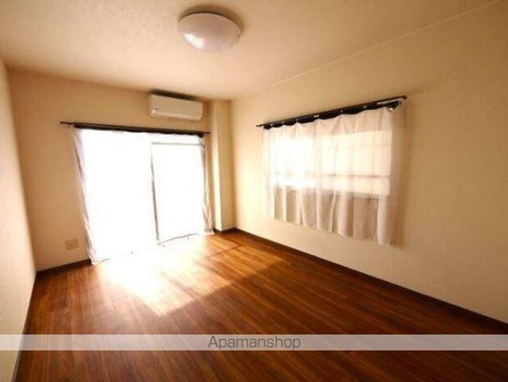 香川県高松市春日町の賃貸マンションの居間