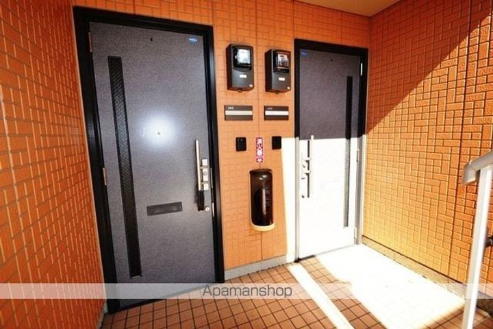 リブエールカーサの玄関