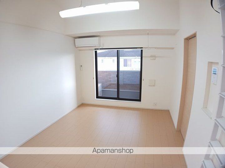 イースト・シップ五番館の居間