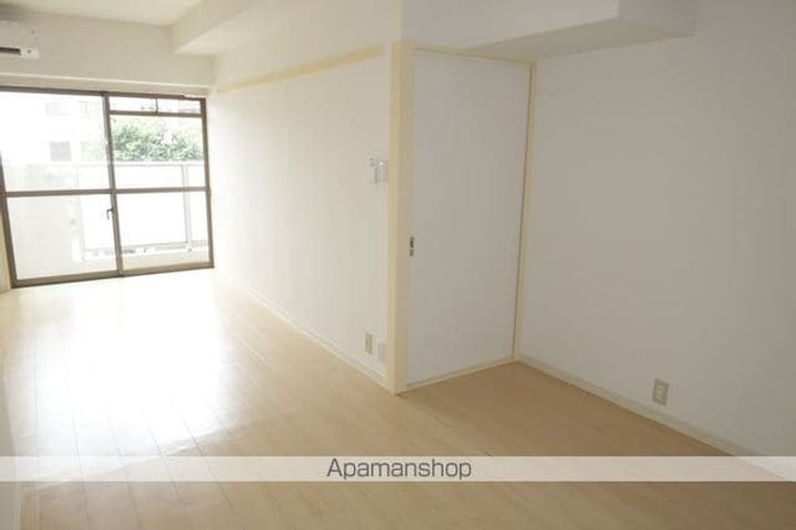 入間市駅前ビルの居間