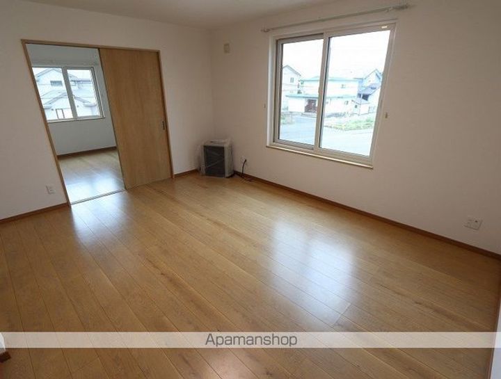 ロイヤルハイム北光B201の居間